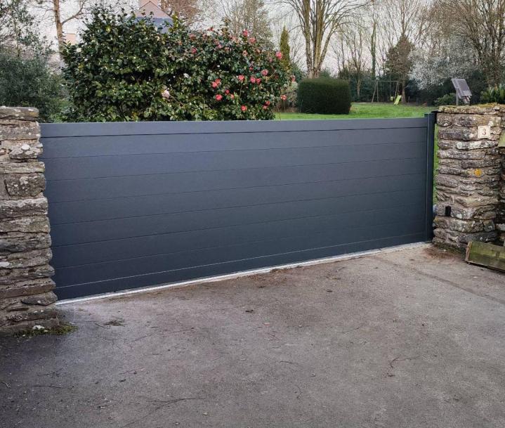 Installation de tous types de portails en alu, PVC et bois.